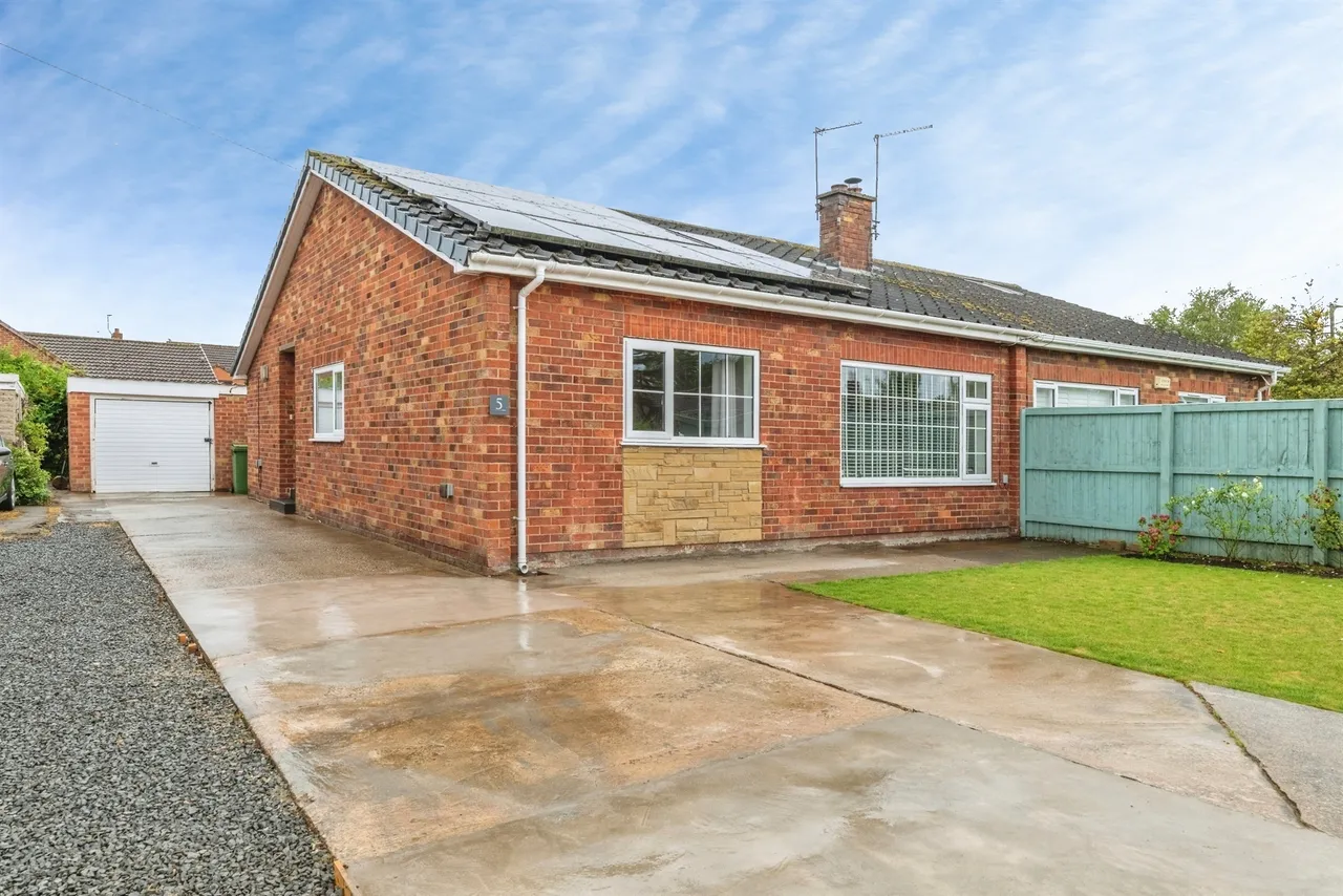 3 bed house for sale — Park Road, Airmyn, Goole