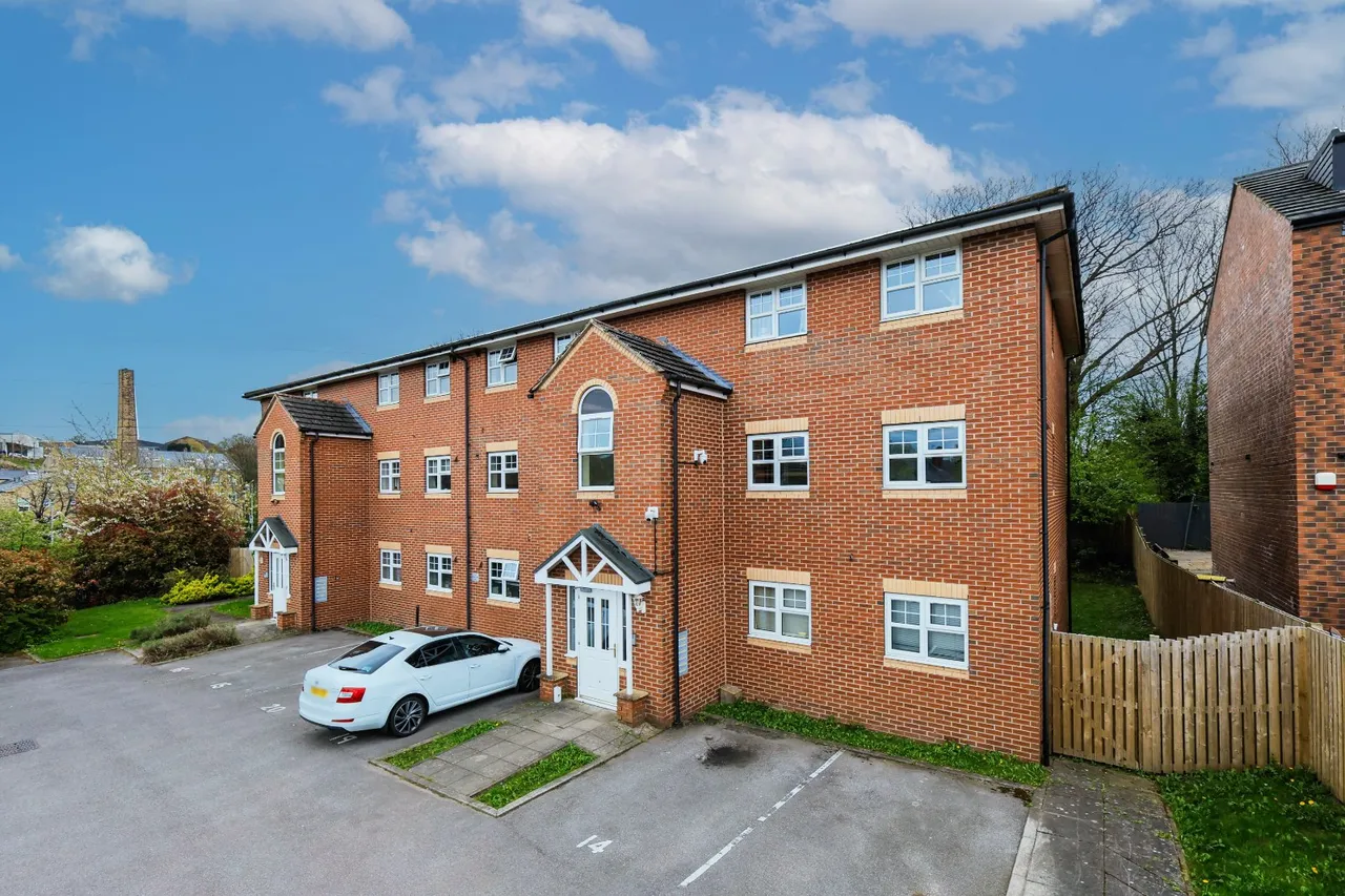 2 bed flat for sale, Farnley Crescent, Leeds, LS12
