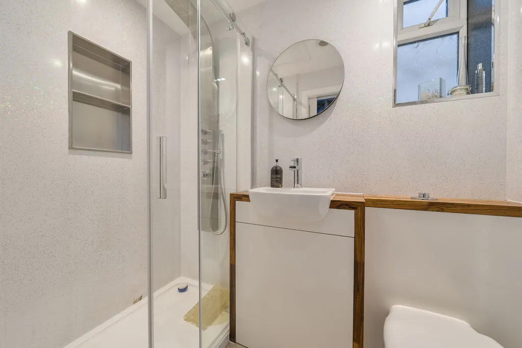 Balmoral Crescent, West Molesey KT8 1PY, photo 11