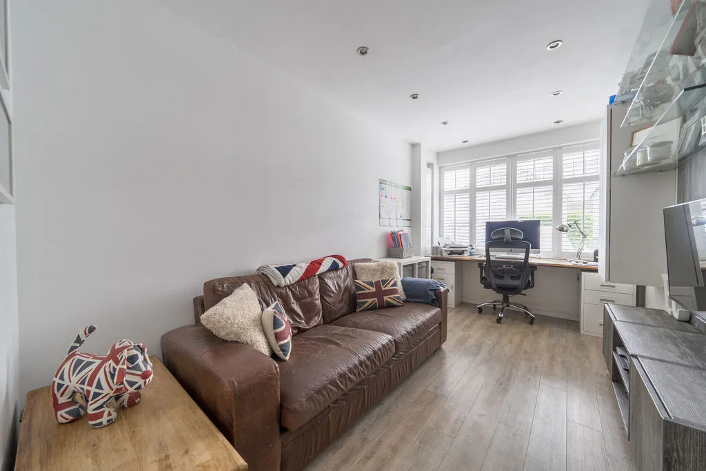 Balmoral Crescent, West Molesey KT8 1PY, photo 9