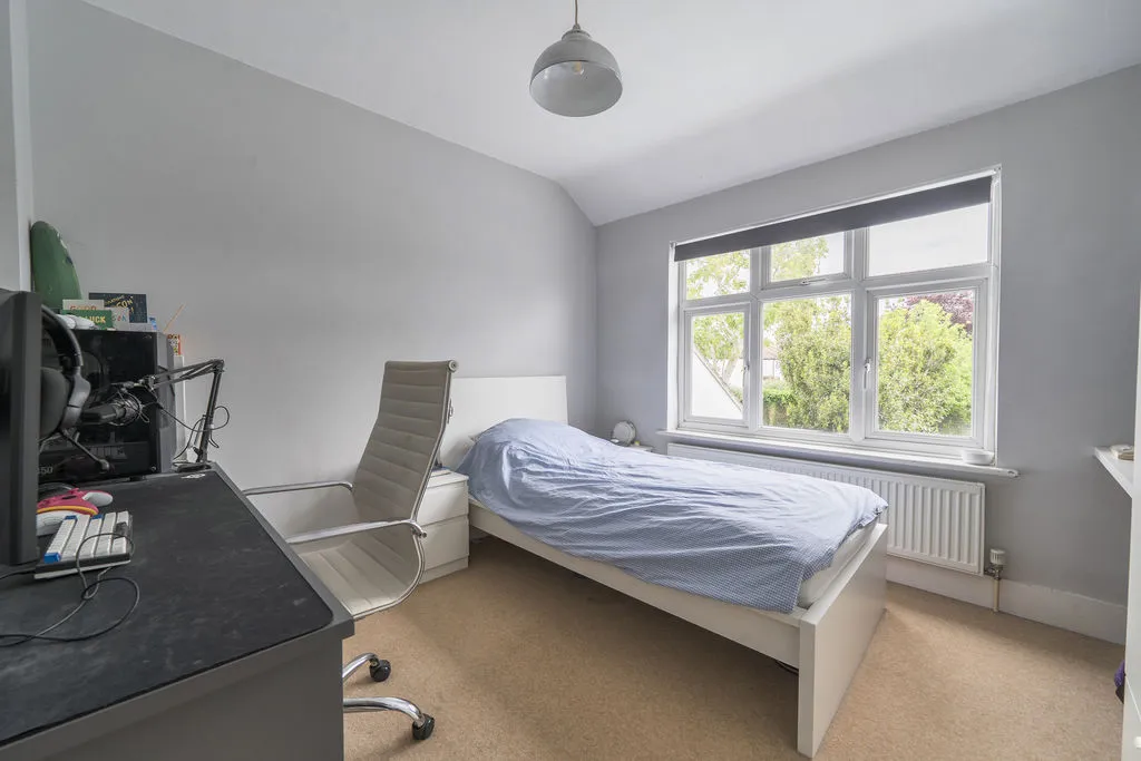 Balmoral Crescent, West Molesey KT8 1PY, photo 14