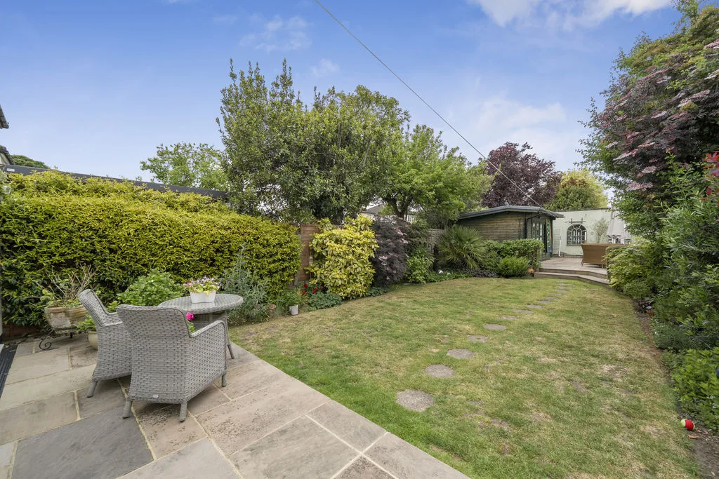 Balmoral Crescent, West Molesey KT8 1PY, photo 2