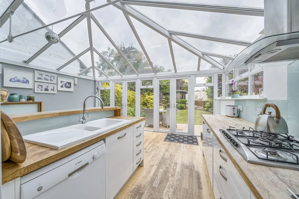 Balmoral Crescent, West Molesey KT8 1PY, photo 4