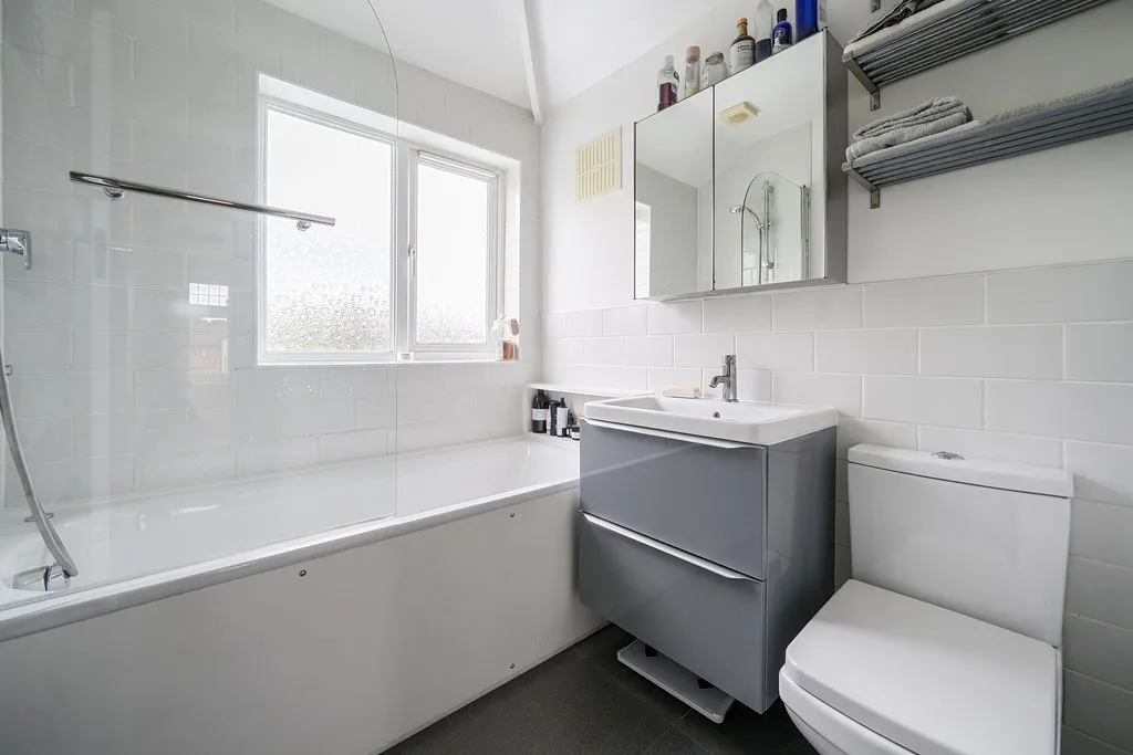Balmoral Crescent, West Molesey KT8 1PY, photo 17