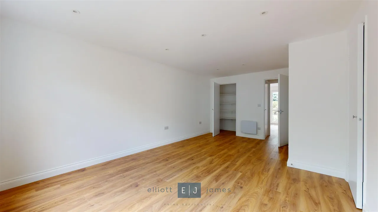 Latchett Road, London, photo 3