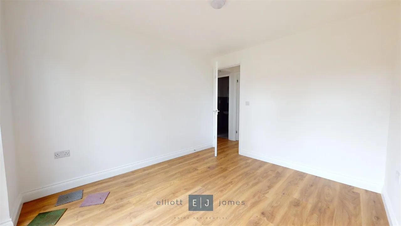 Latchett Road, London, photo 6