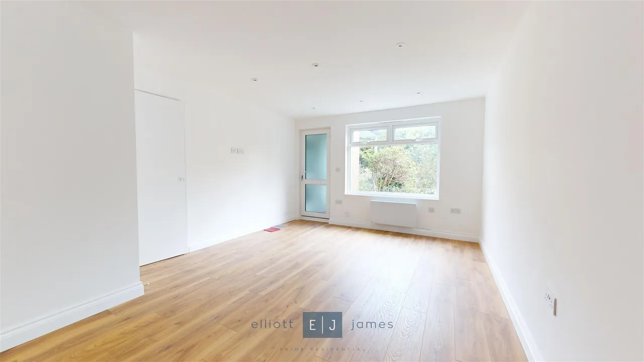 Latchett Road, London, photo 4