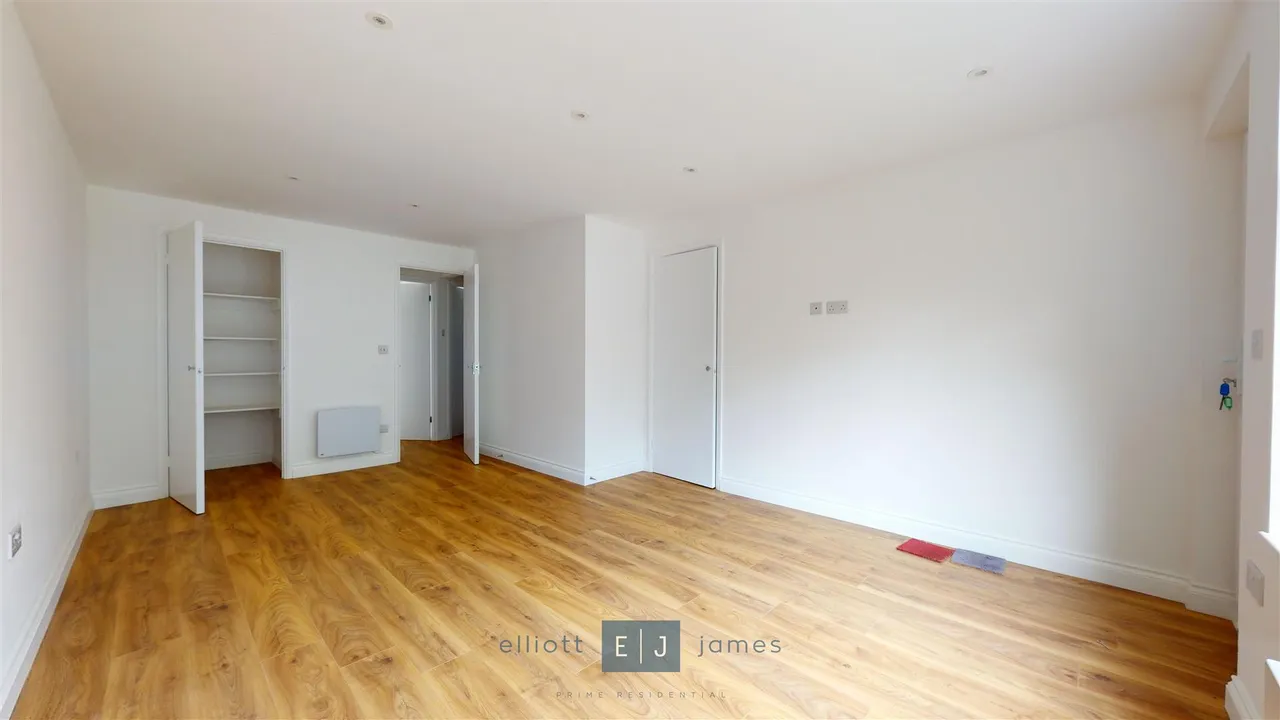 Latchett Road, London, photo 2