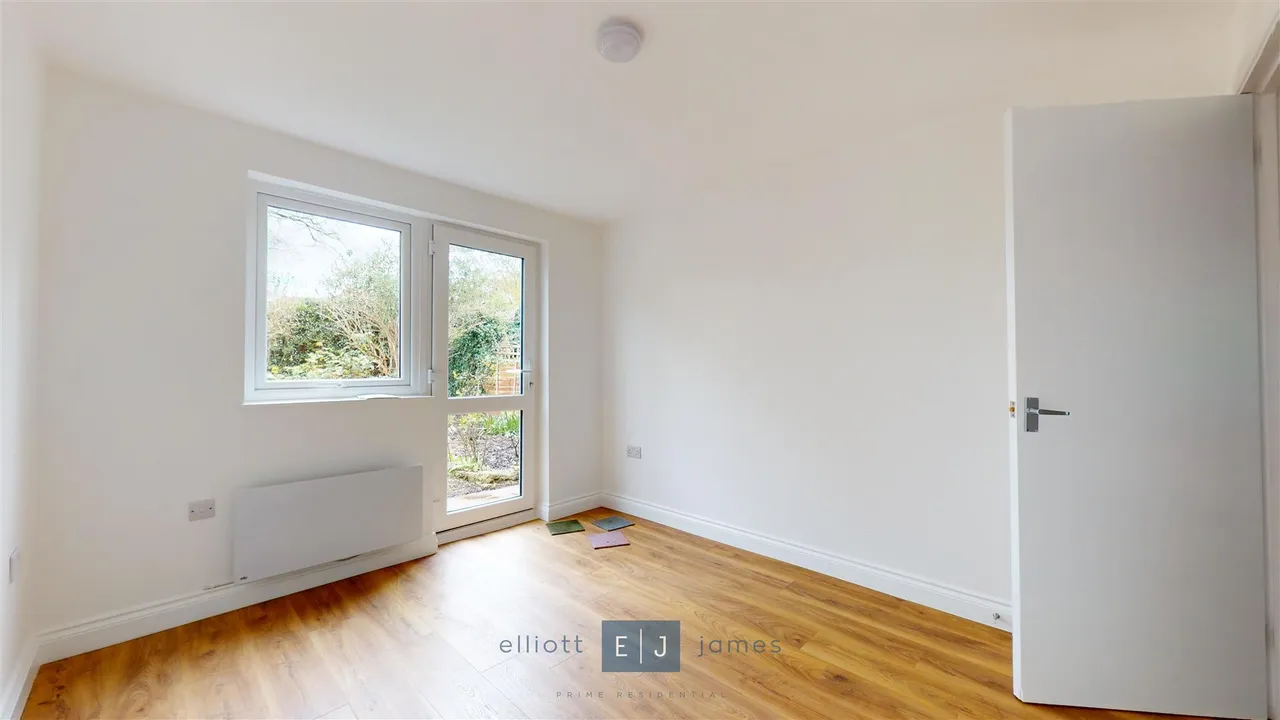 Latchett Road, London, photo 5