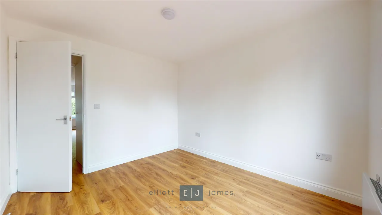 Latchett Road, London, photo 7
