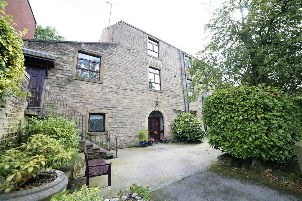 3 bed flat to rent, High Street, Lees, OL4