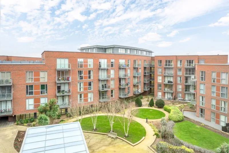 1 bed flat for sale — The Heart, Walton-On-Thames KT12 1GF