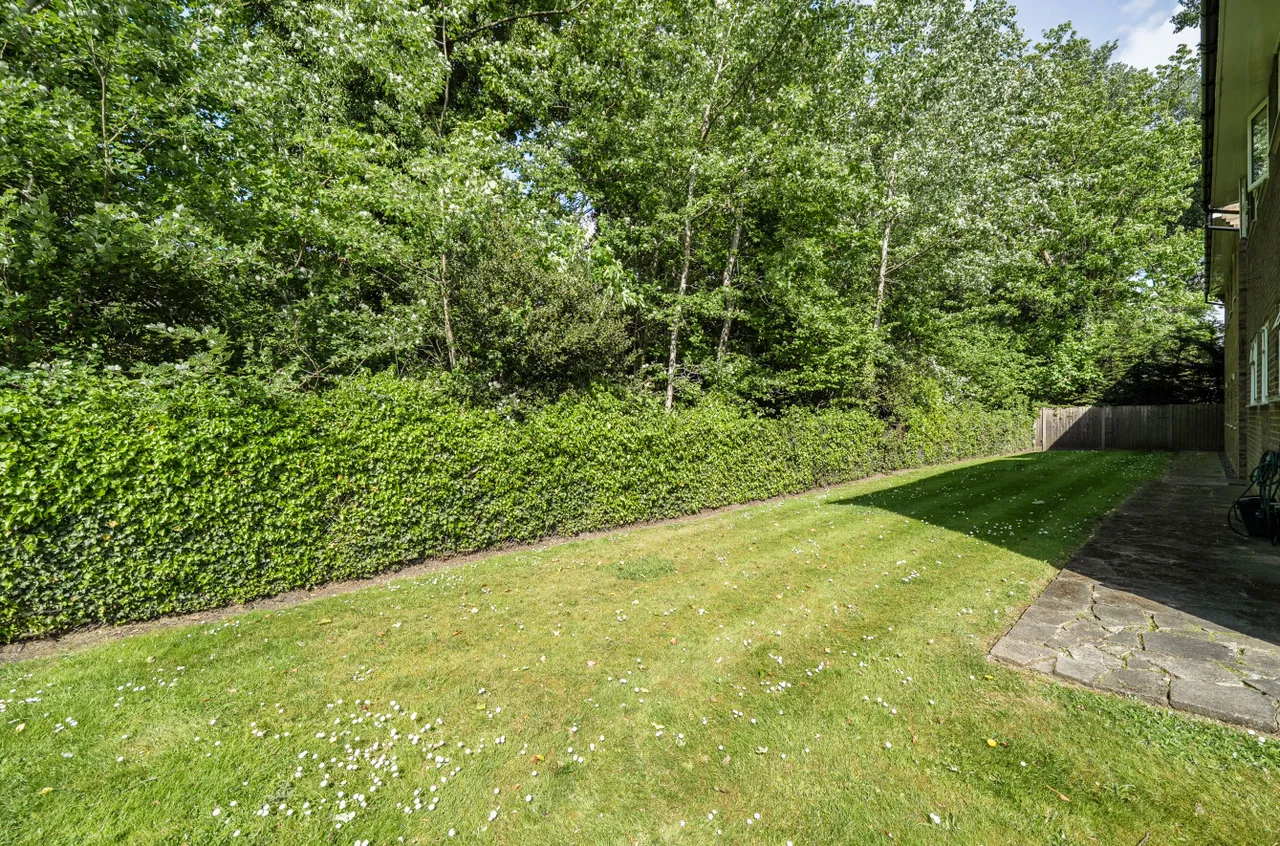 Sullivan Close, Farnborough, Hampshire, GU14 7UH, photo 11