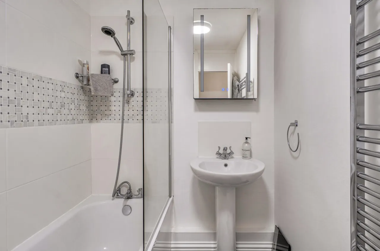 Sullivan Close, Farnborough, Hampshire, GU14 7UH, photo 6