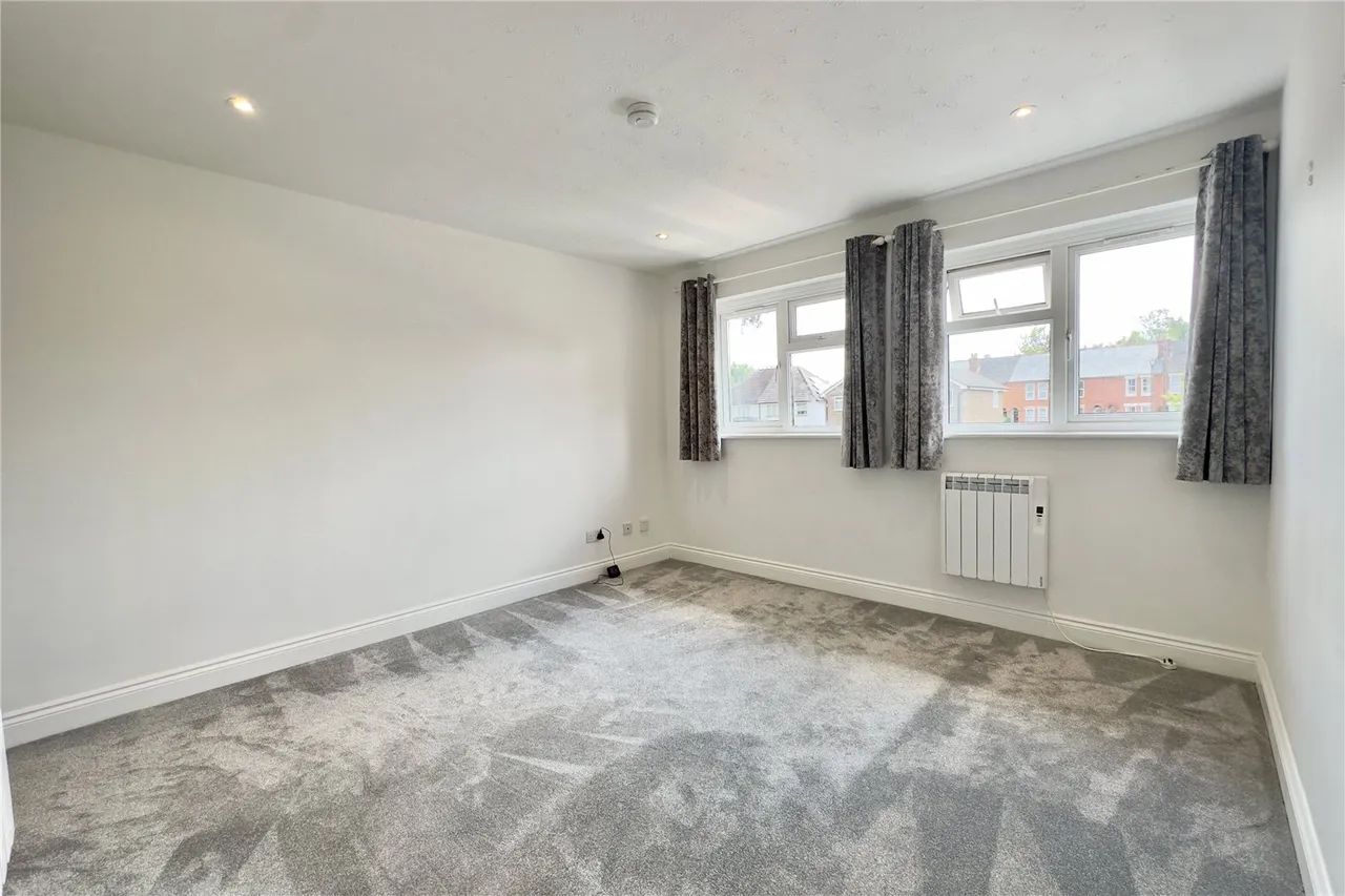 Sullivan Close, Farnborough, Hampshire, GU14 7UH, photo 2