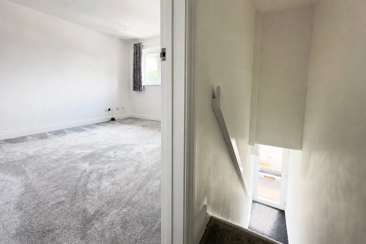 Sullivan Close, Farnborough, Hampshire, GU14 7UH, photo 10