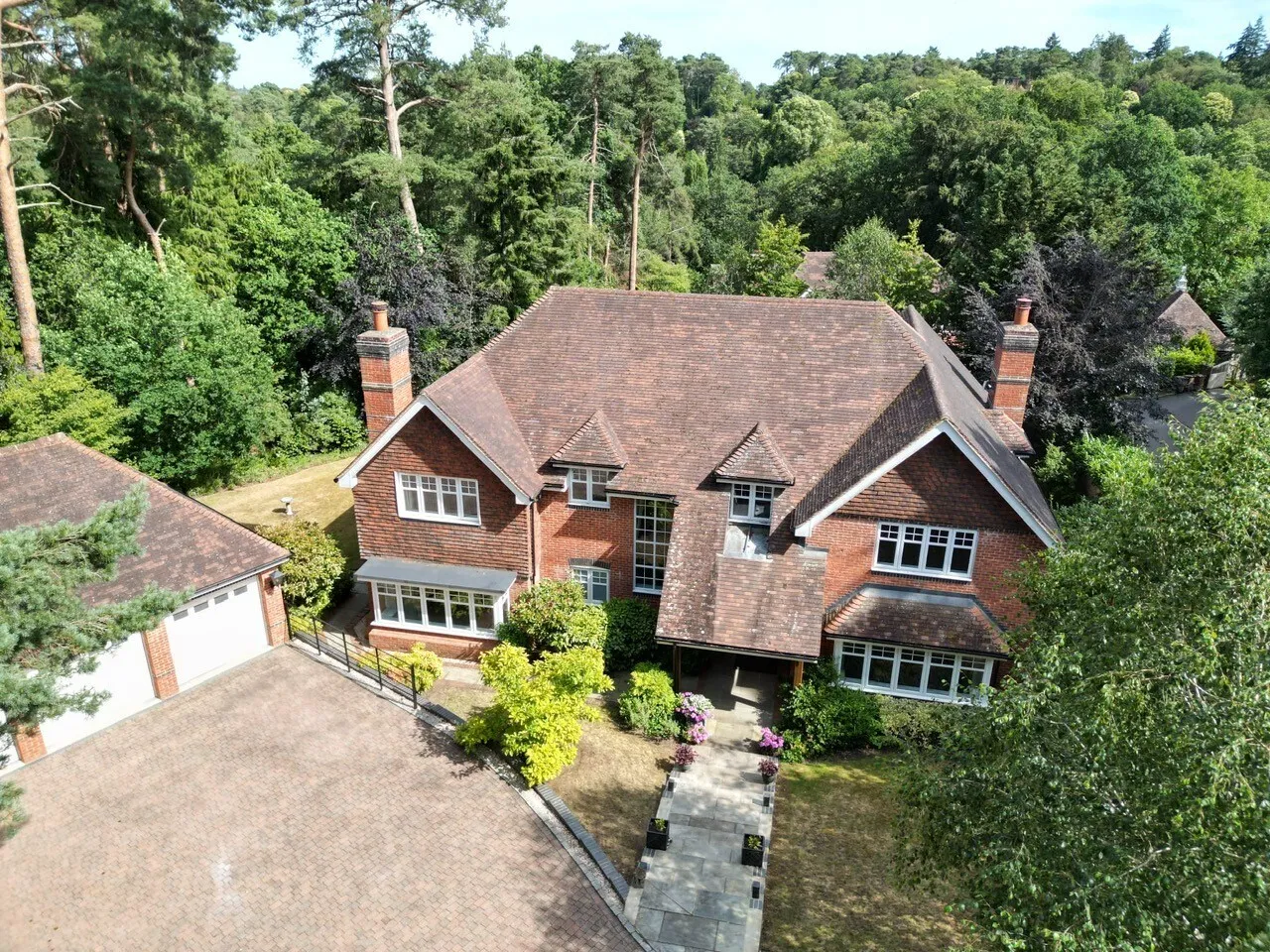 5 bed house for sale — Parklands Close, Lower Bourne, Farnha...