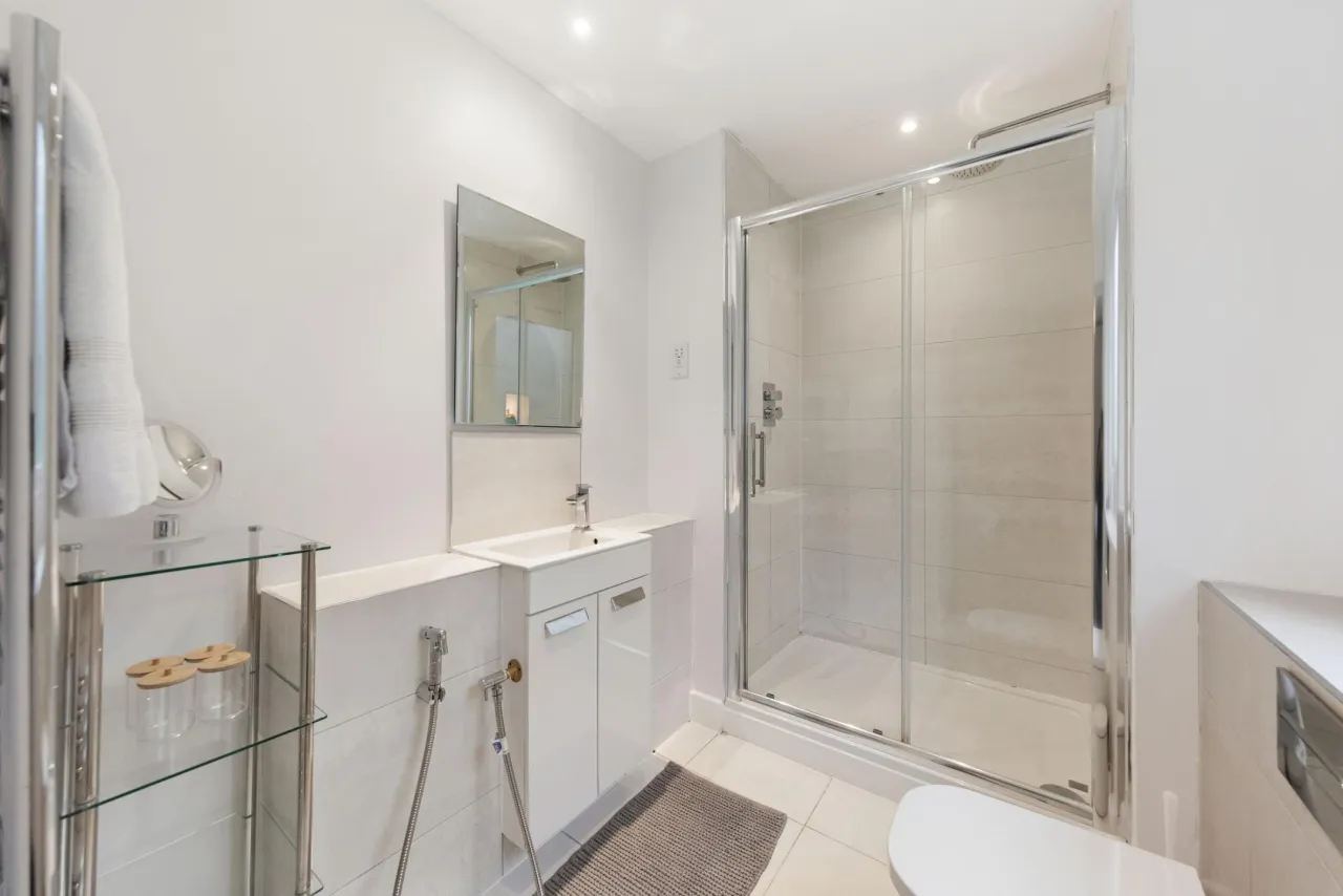 Woodthorpe Road, Ashford, TW15, photo 17