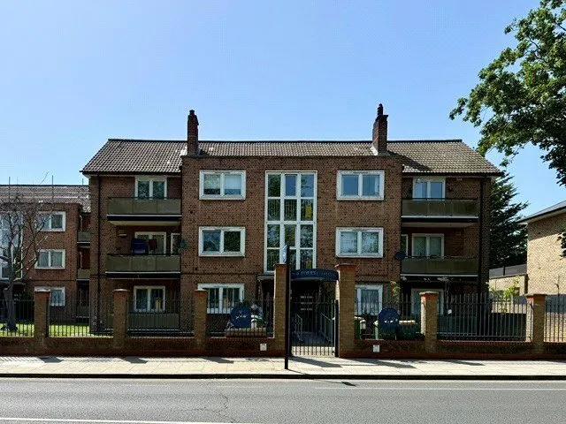 2 bed flat for sale — Forest Drive, London, E12