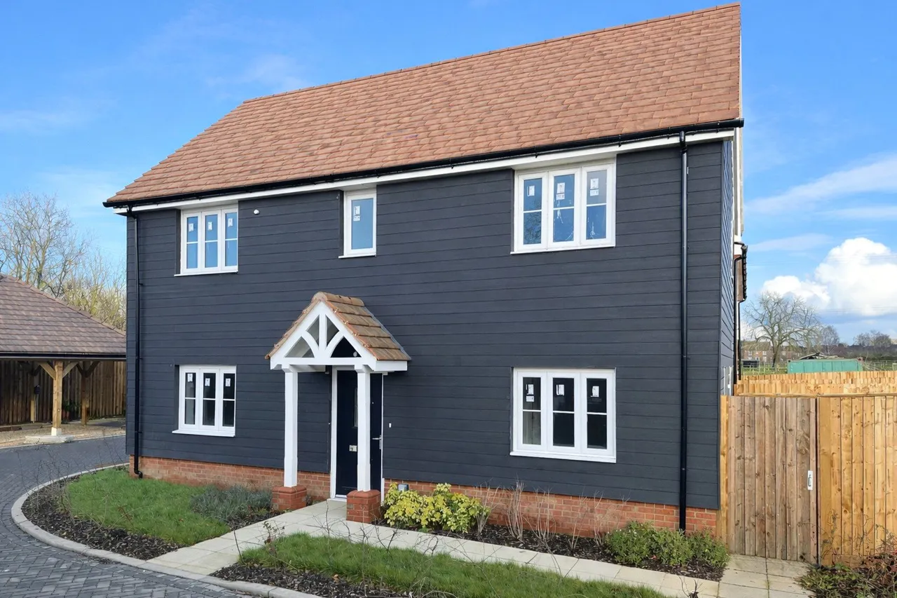 Fuggle Hop Close, Tongham, Farnham, Surrey, GU10 1GQ, photo 10