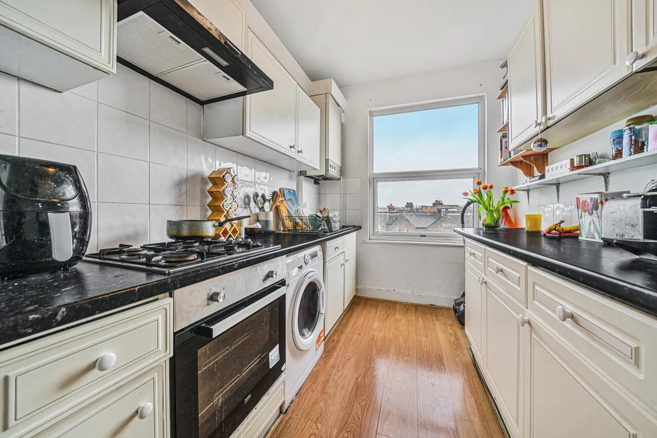 Garratt Lane, Earlsfield, SW18, photo 2