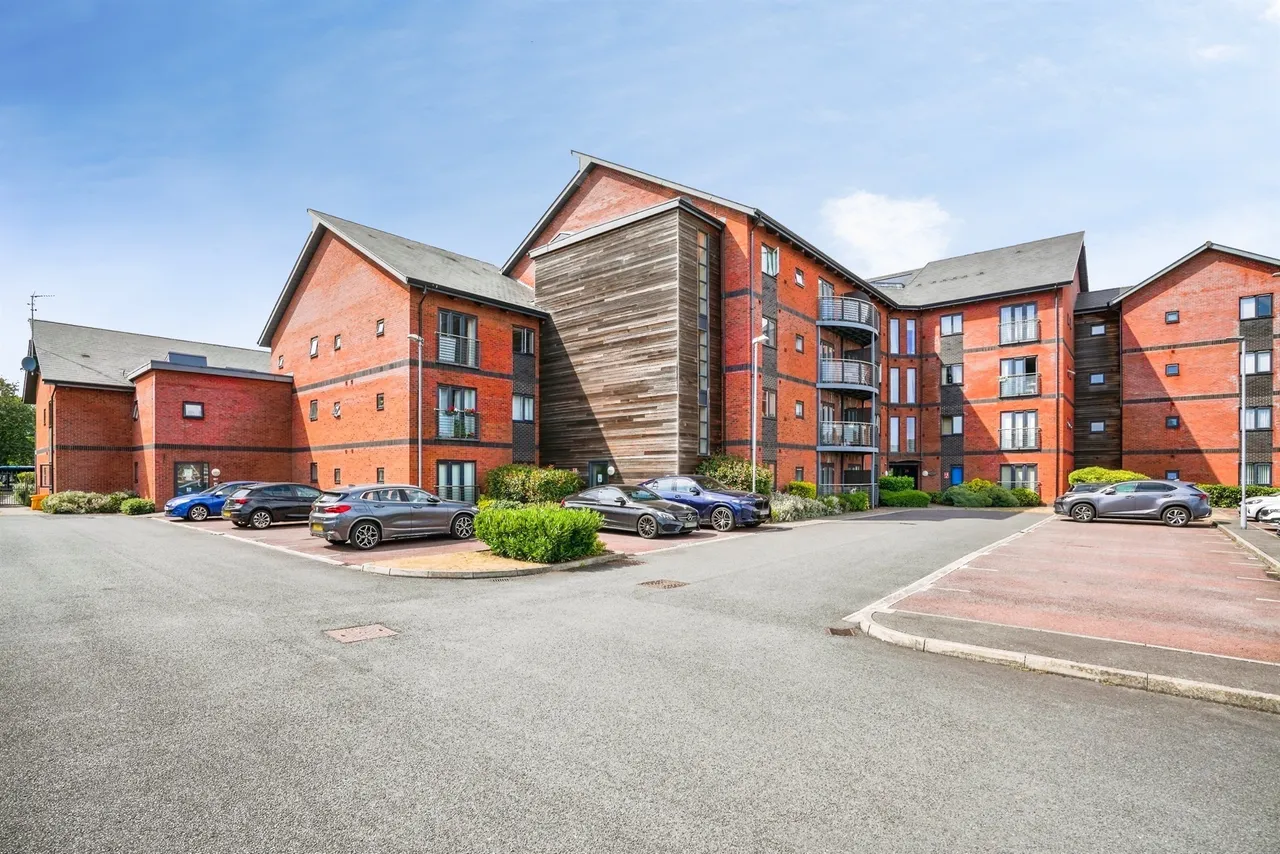 2 bed flat for sale, Churchfields Way, West Bromwich, B71