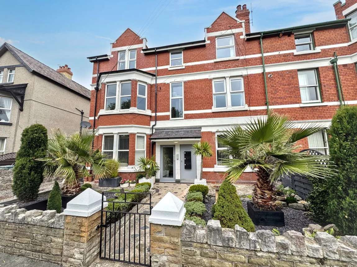 2 bed flat for sale, Upper Promenade, Rhos On Sea, LL28