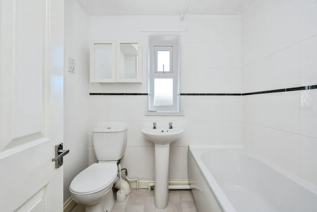 Ffordd Taliesin, Swansea, SA2, photo 15