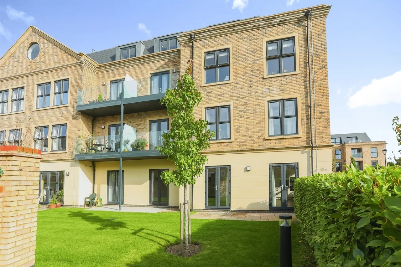 1 bed flat for sale — Fountain Way, Salisbury