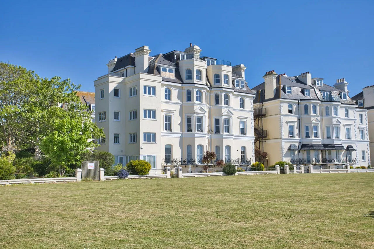 3 bed flat for sale, Clifton Crescent, Folkestone, CT20