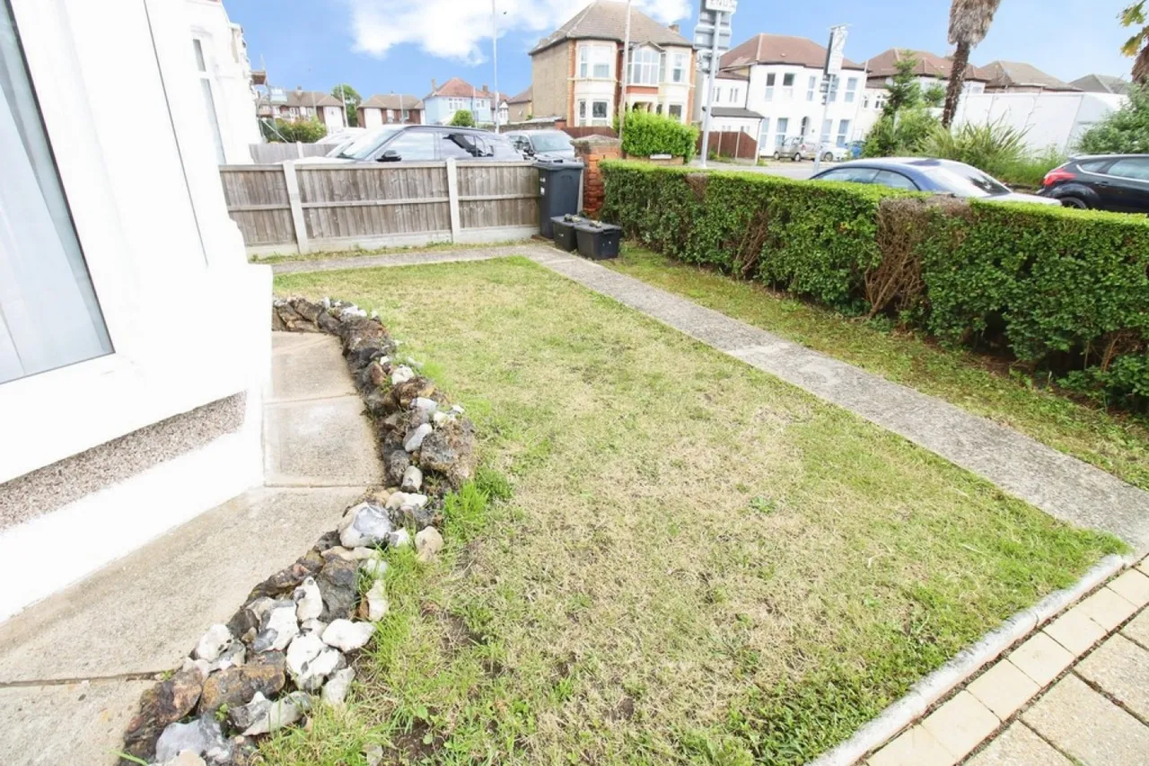 Douglas Road, IG3, photo 2