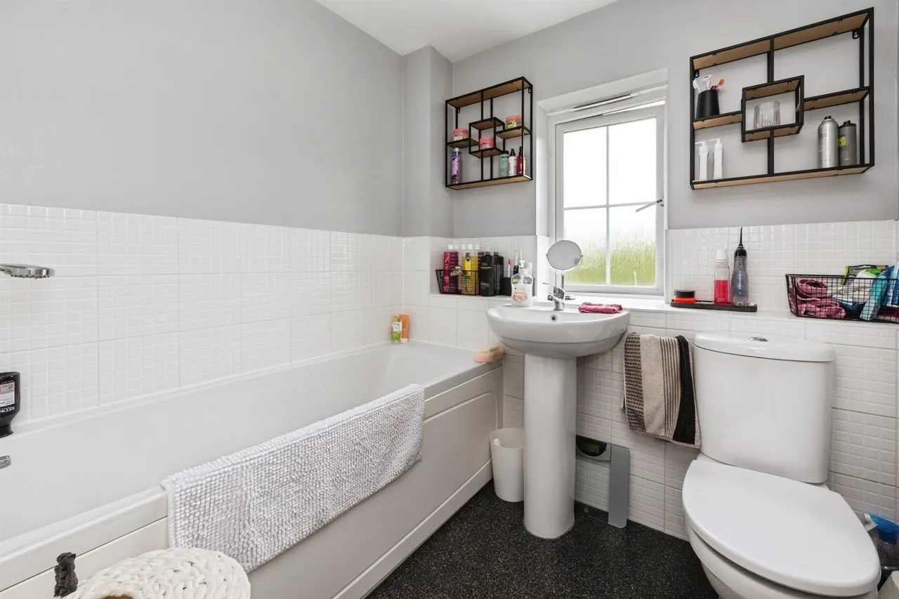 Violet Way, Kingsnorth, TN23, photo 16