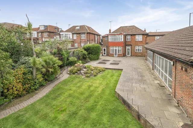 Haslemere Gardens, London, N3, photo 29