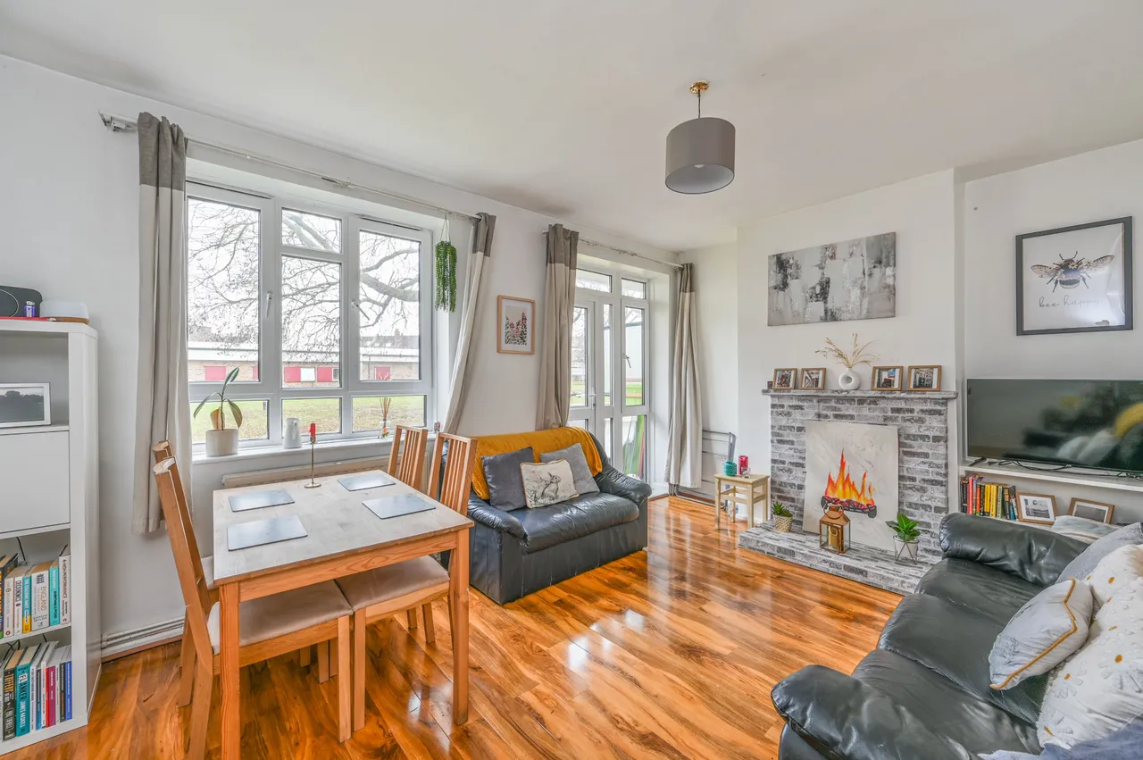 2 bed flat for sale — 1 West House, Weir Road, London
