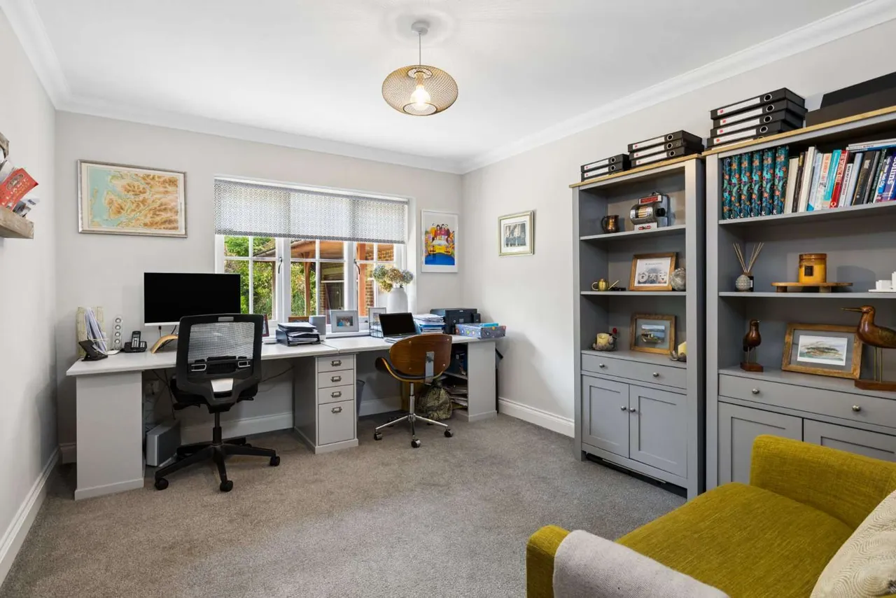 Longdown Road, Lower Bourne, GU10, photo 8