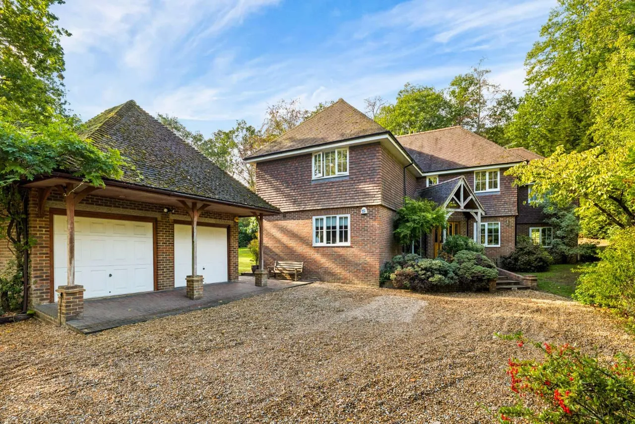 5 bed house for sale, Longdown Road, Lower Bourne, GU10