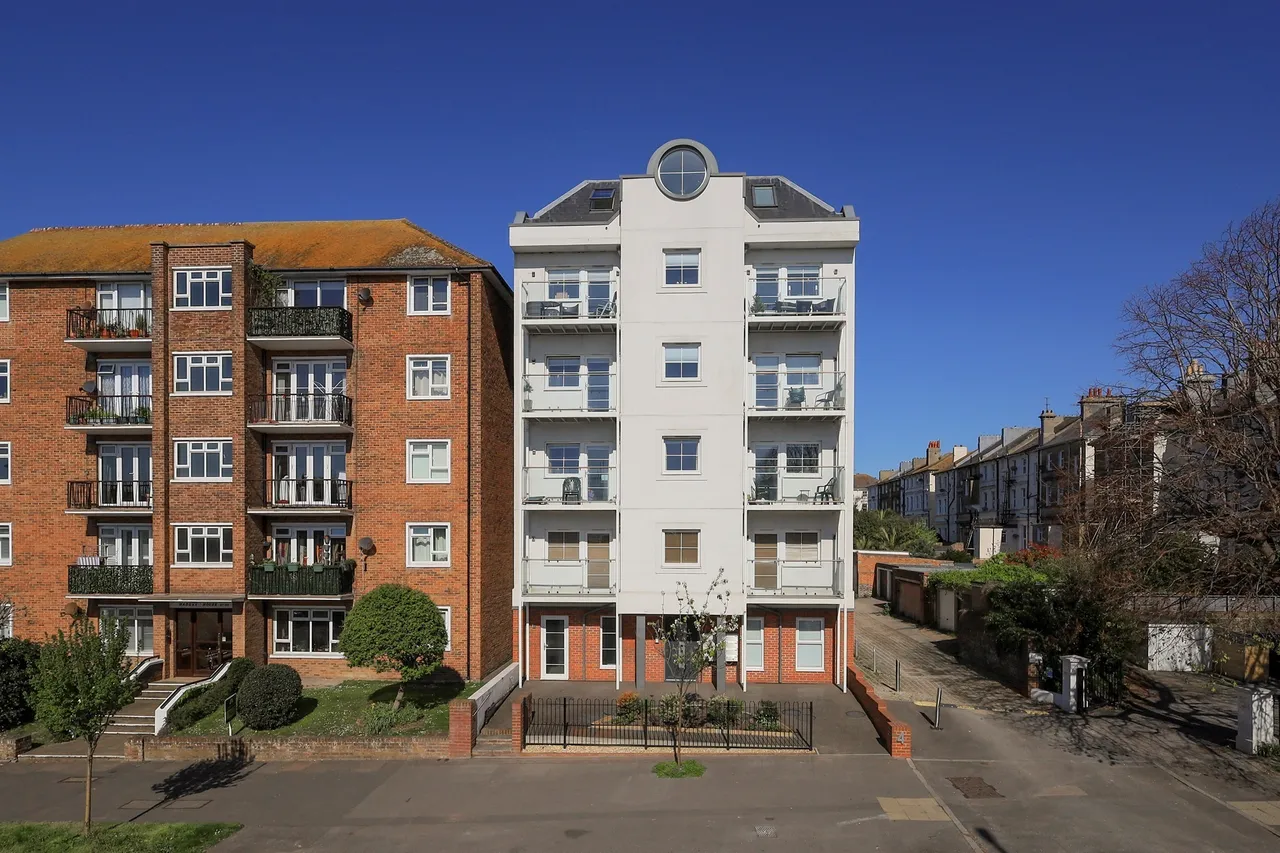 2 bed flat for sale — The Avenue, Eastbourne