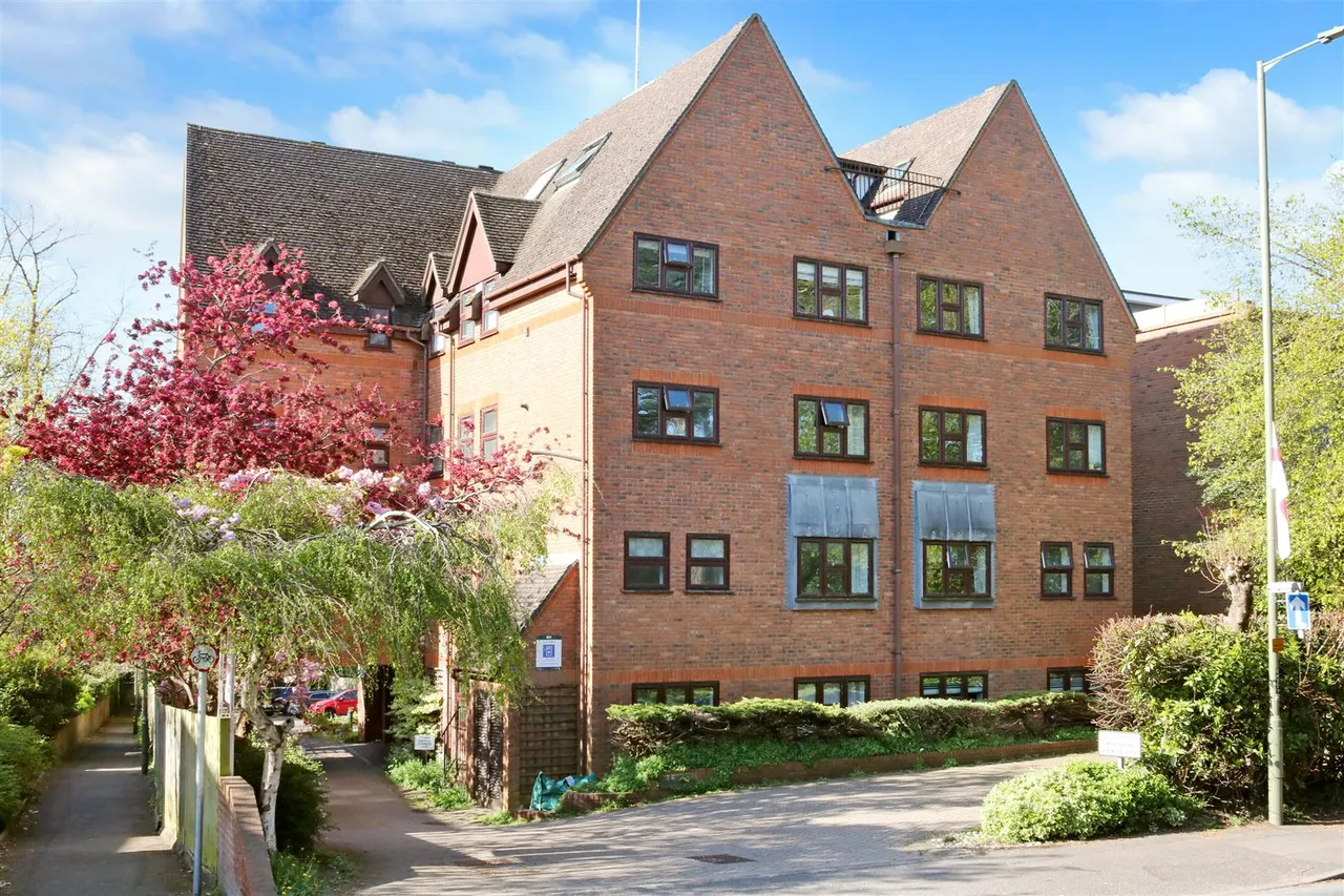 1 bed flat for sale, Station Road, Leatherhead, KT22