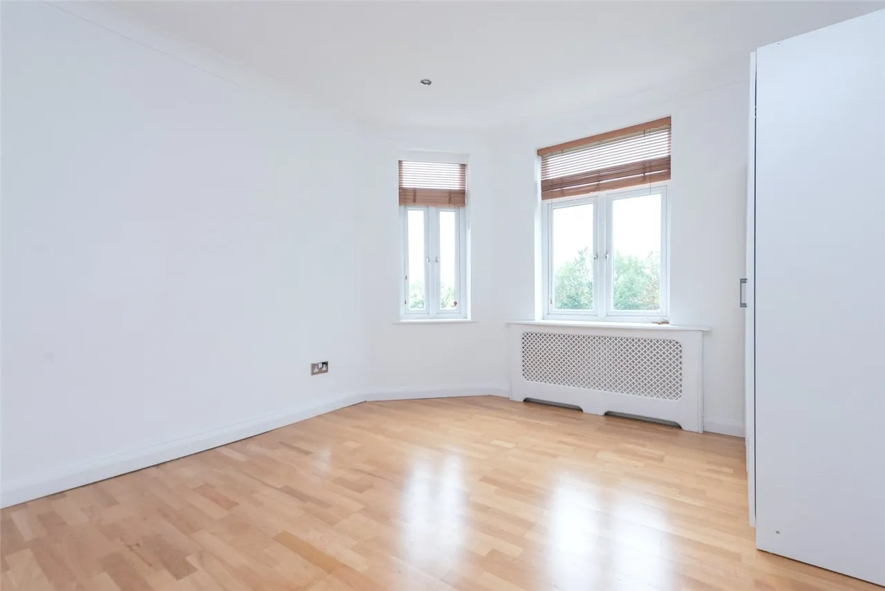 Bathurst Gardens, London, NW10, photo 13