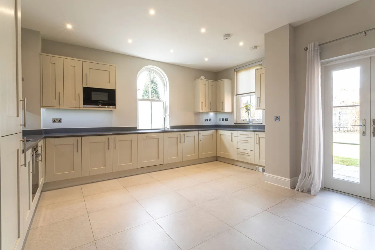 Monachus House High Street, Hartley Wintney, Hampshire, RG27 8NW, photo 2