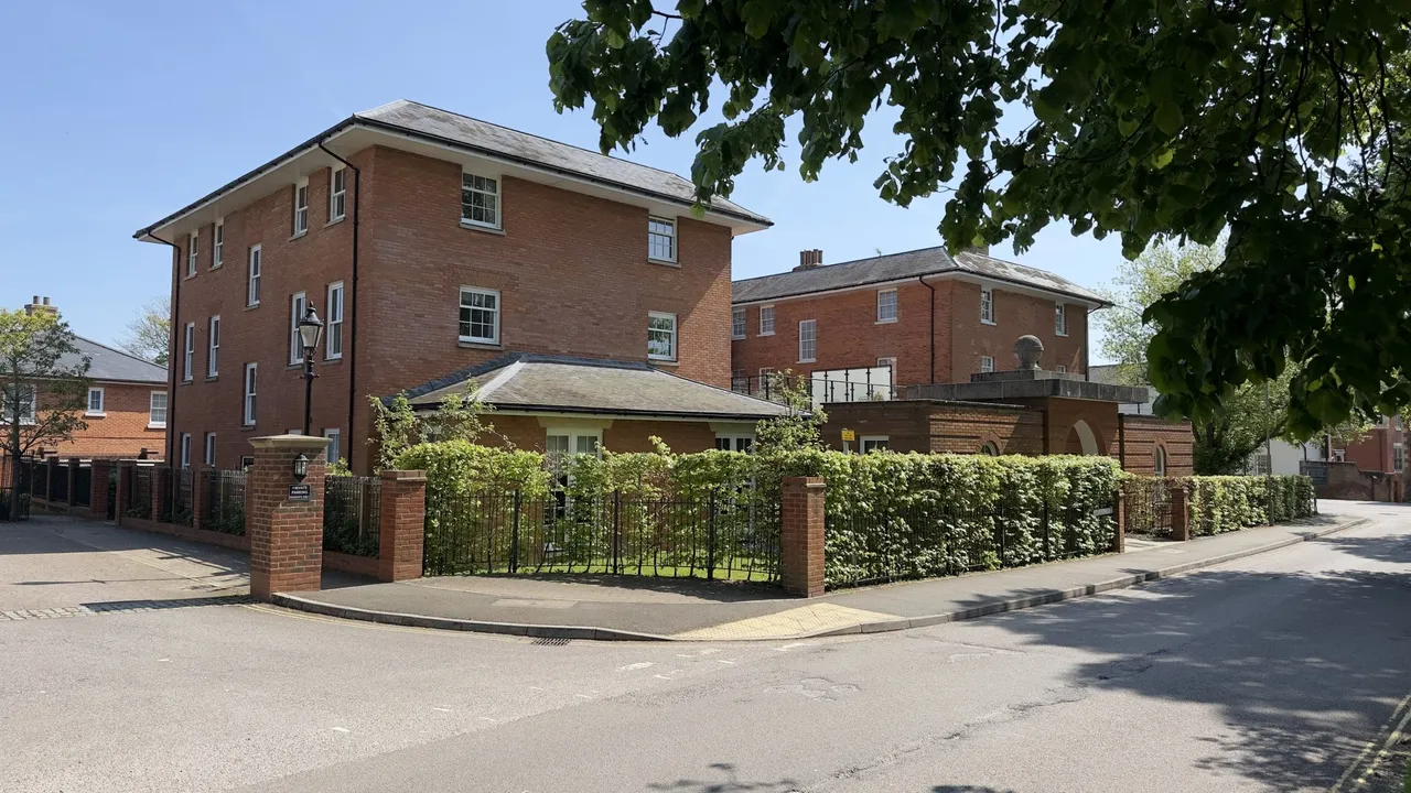 2 bed flat for sale — Monachus House High Street, Hartley Wintney, Hampshire, RG27 8NW
