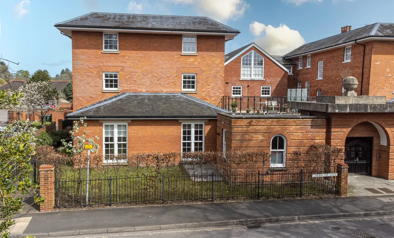 Monachus House High Street, Hartley Wintney, Hampshire, RG27 8NW, photo 14