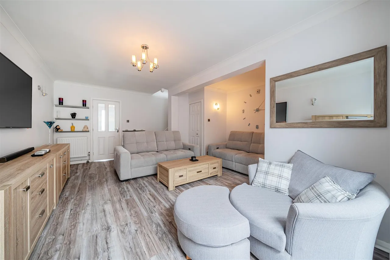 Lawrence Drive, Ickenham, UB10 8RW, photo 2