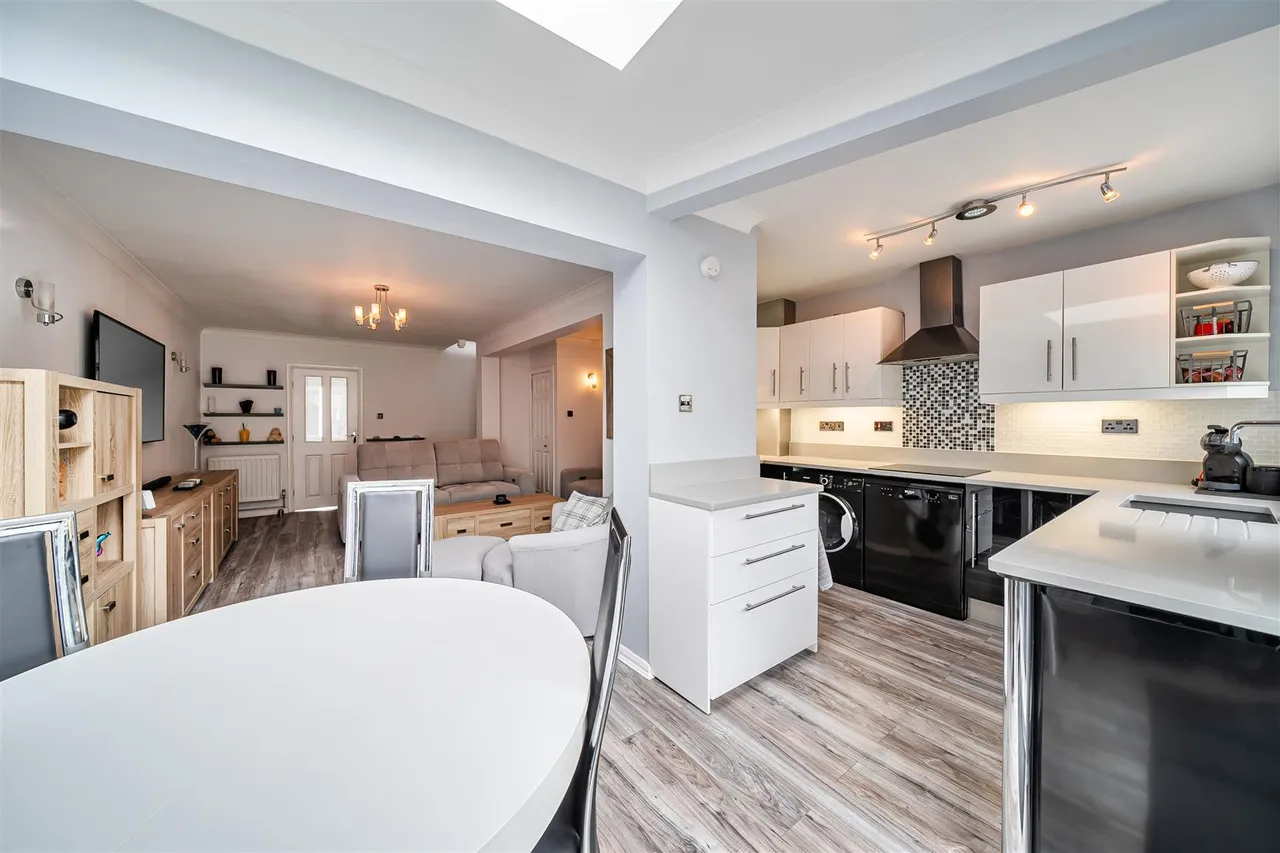 Lawrence Drive, Ickenham, UB10 8RW, photo 6