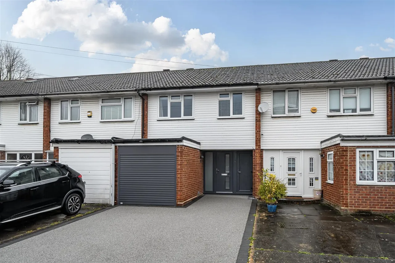 3 bed house for sale — Lawrence Drive, Ickenham, UB10 8RW
