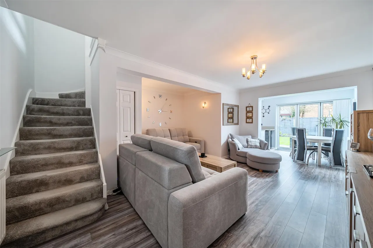Lawrence Drive, Ickenham, UB10 8RW, photo 5