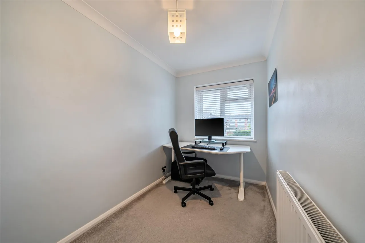 Lawrence Drive, Ickenham, UB10 8RW, photo 9