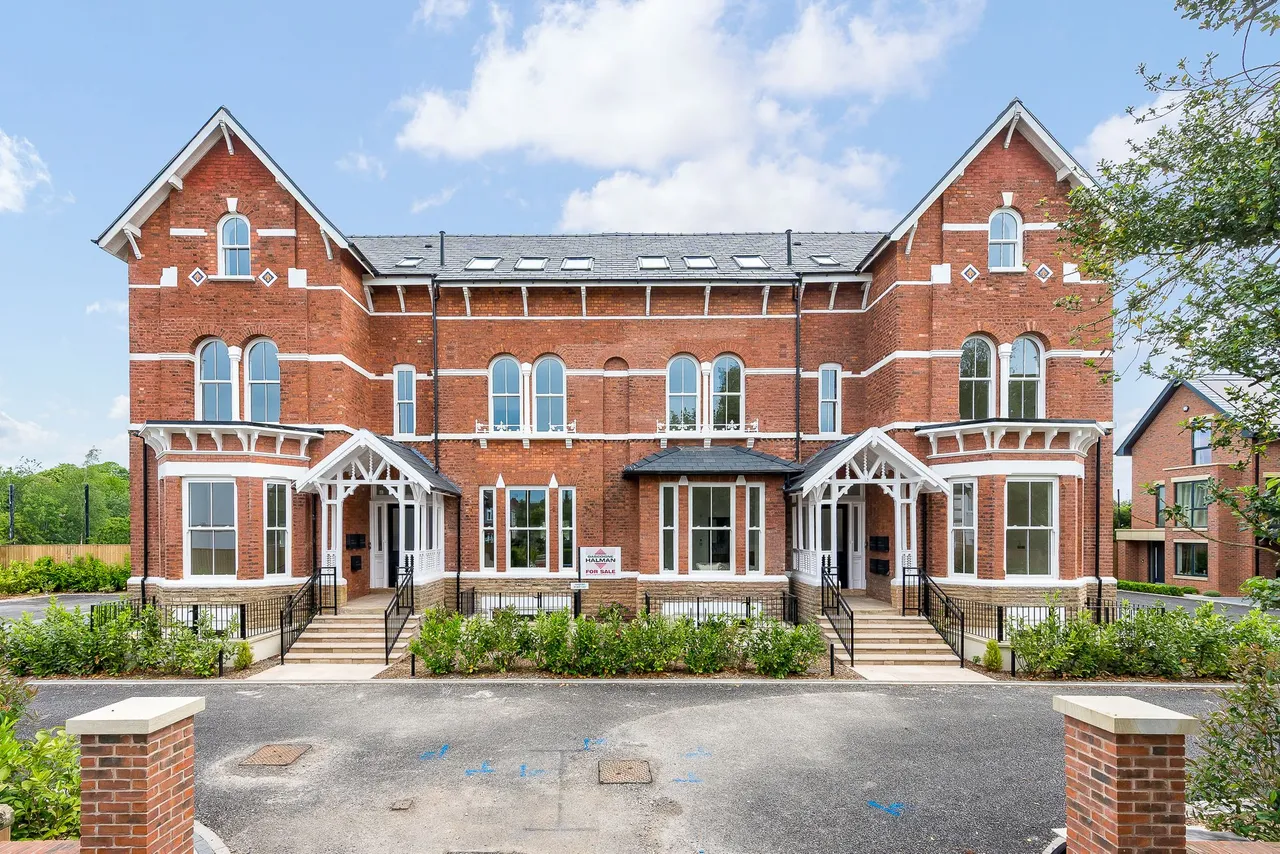 2 bed flat for sale, Highfield Avenue, Sale