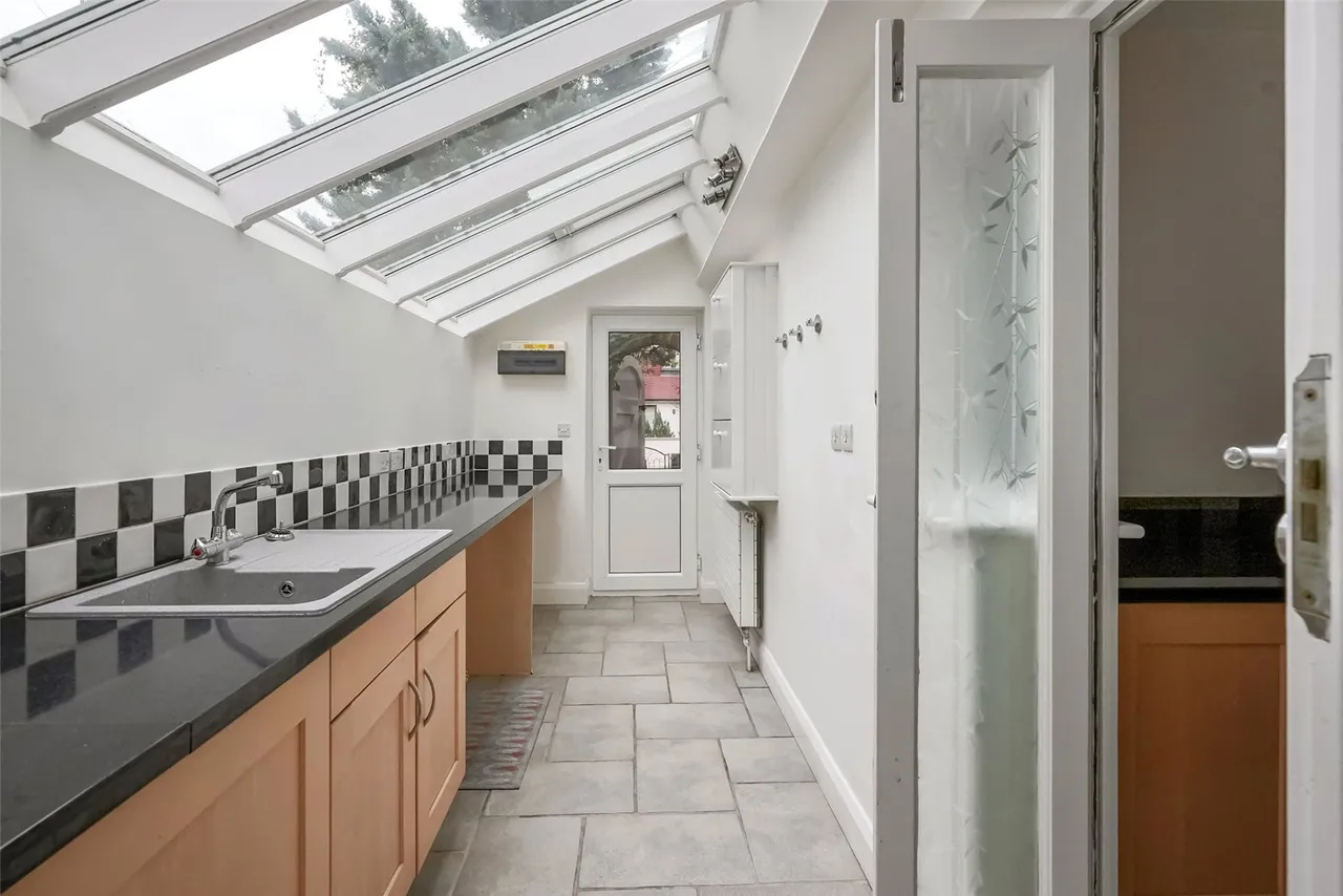 Kingswood Avenue, Hampton, TW12 3AU, photo 6