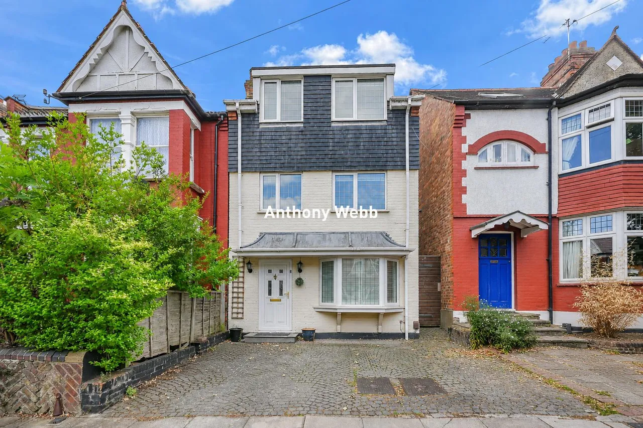 4 bed house for sale, Meadowcroft Road, Palmers Green, N13